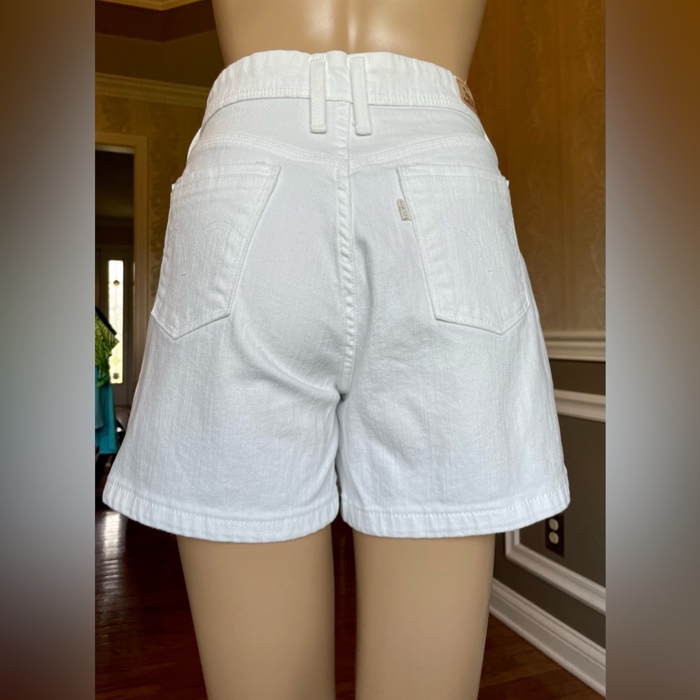 Worn once!🤩Levis!😎white denim shorts! size–6/w-28